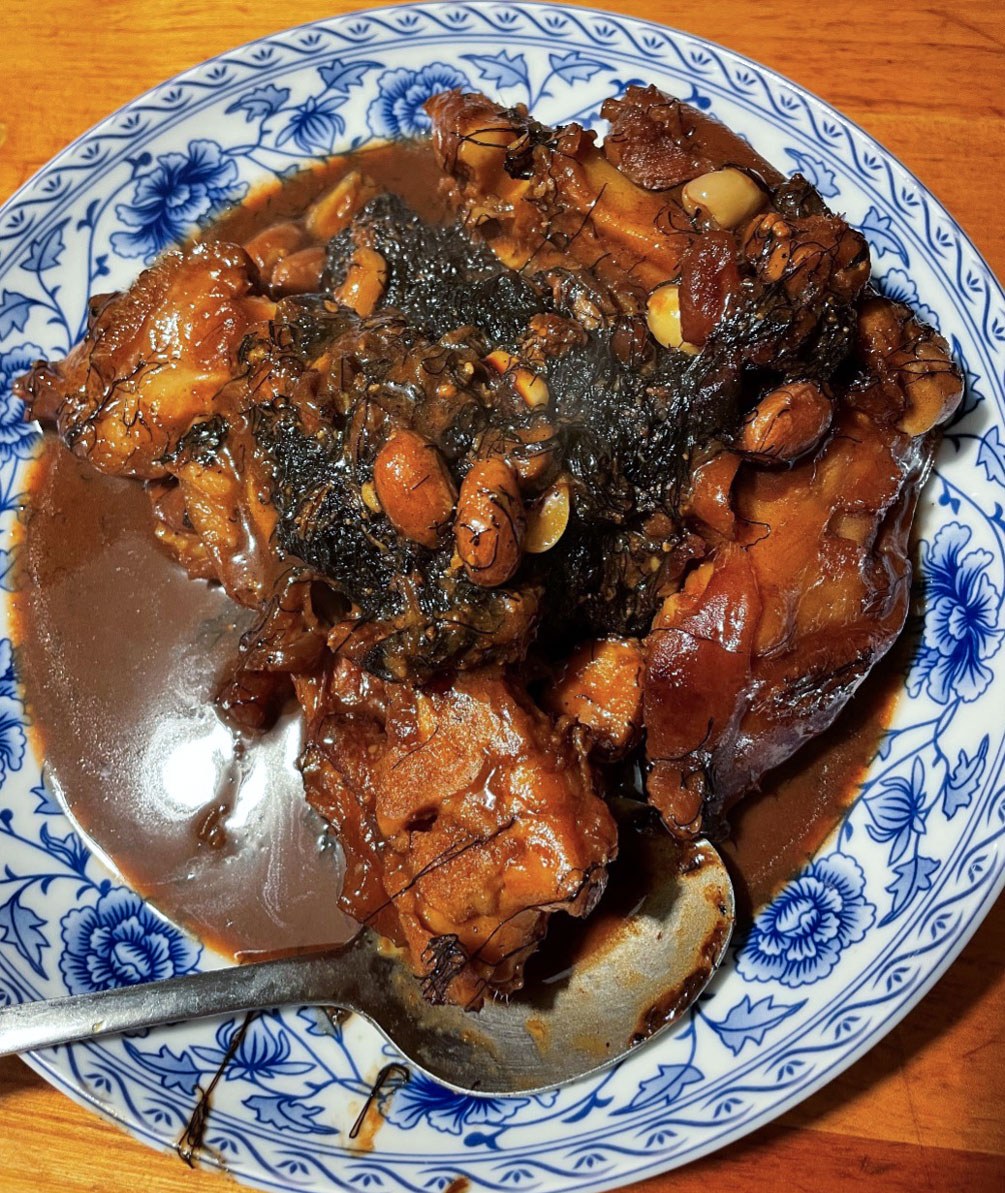 Schweinefüsse, Erdnüsse und schwarzes Haargemüse. Kochkunst by May